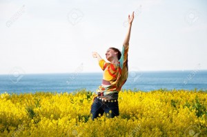 15045757-Baile-joven-mujer-feliz-en-flores-amarillas-Foto-de-archivo